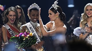 كاتريونا جراي ملكة جمال العالم الفلبينية 2018 تتوج زوزيبيني تونزي ملكة جمال العالم 2019 جنوب إفريقيا خلال مسابقة ملكة جمال العالم لعام 2019 في أتلانتا، جورجيا الولايات المتحدة