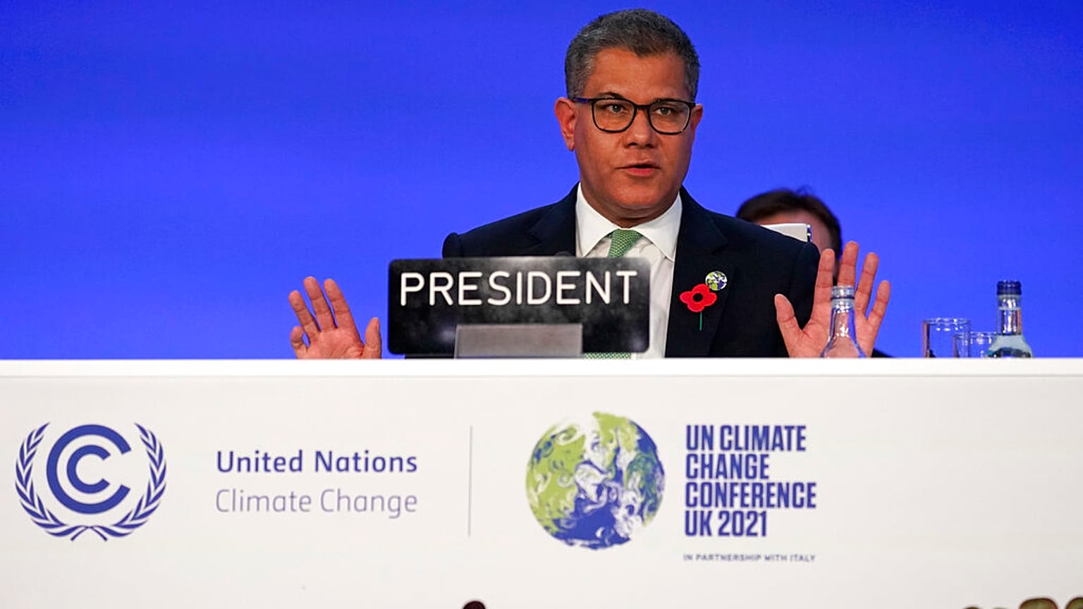 El presidente de la COP26 Alok Sharma, en la sesión final de la cumbre.