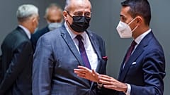 El minsitro de Asuntos Exteriores de Polonia Zbiegniew Rau. habla con su homólogo italiano, Luigi Di Maio. Bruselas, Bélgica 15/11/2021
