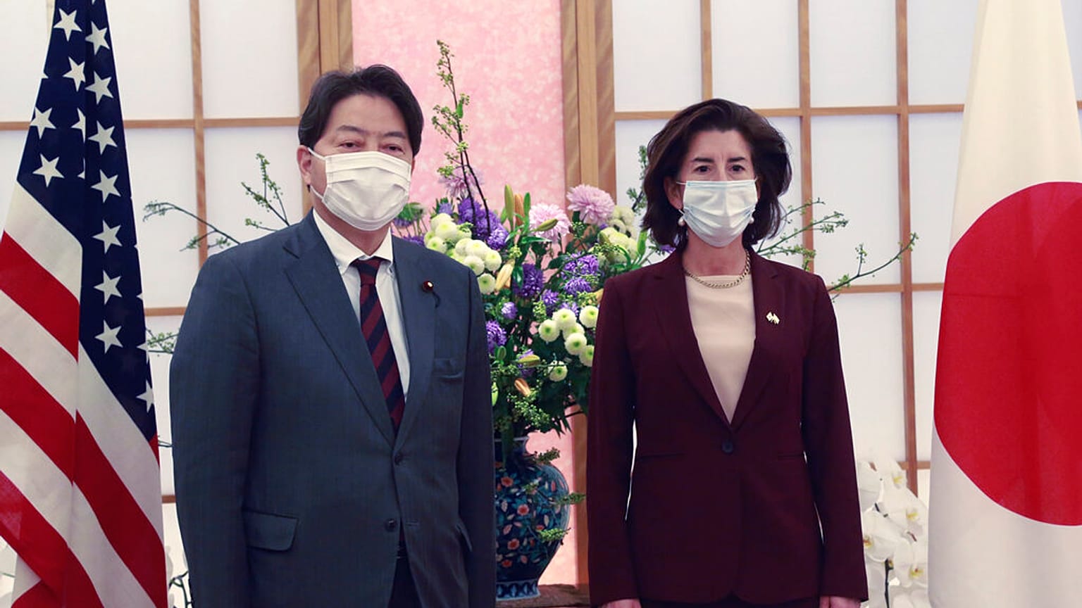 Japonya Ticaret Bakanı Hagiuda Koiçi ve ABD Ticaret Bakanı Gina Raimondo
