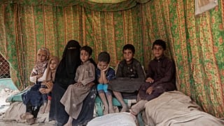 نازحة برفقة أطفالها بالقرب من مخيم السويداء للنازحين في ضواحي مأرب، اليمن.