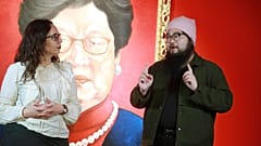 El disidente chino Badiucao inaugura su primera exposición en Occidente