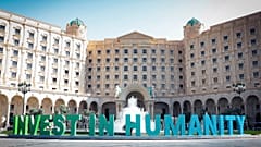 شعار " استثمر في الإنسانية" تم وضعه خارج فندق ريتز كارلتون في الرياض، المملكة العربية السعودية.
