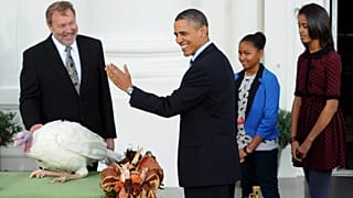 Barack Obama volt amerikai elnök (középen) megkegyelmez egy hálaadásnapi pulykának egy néhány évvel ezelőtti ünnepségen - képünk illusztráció