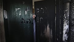 La puerta quemada de un mezquita atacada en la localidad de Deir Istiya, en Cisjordania ocupada
