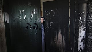 La puerta quemada de un mezquita atacada en la localidad de Deir Istiya, en Cisjordania ocupada