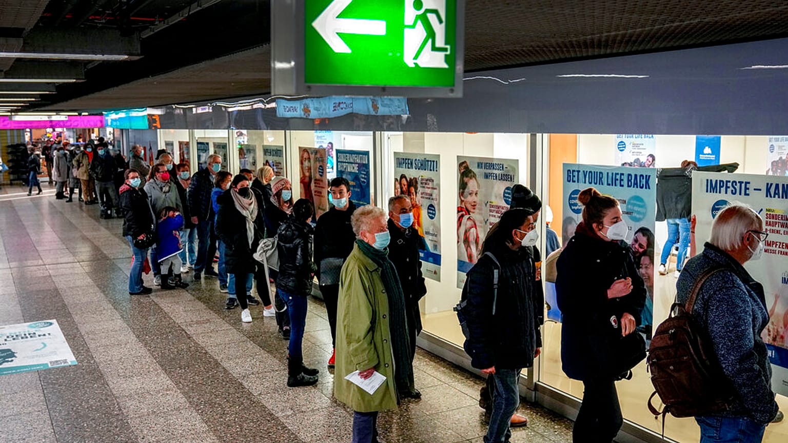 Φρανγκφούρτη: Πολίτες στην ουρά για να εμβολιαστούν