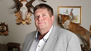 Mit seinem Vorschlag hat er für Kritik und Spott gesorgt: Der Chef des französischen Jägerverbands, Willy Schraen, will der Polizei im ländlichen Raum aushelfen.