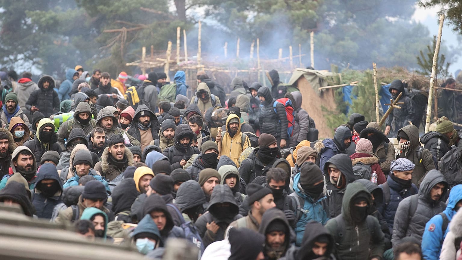 Migrants, sur le sol du Bélarus, se dirigant vers le poste frontière polonais de Kuznica, le 15 novembre 2021