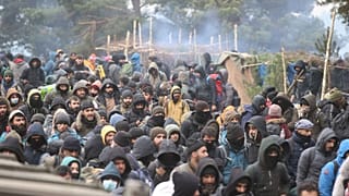 Migrants, sur le sol du Bélarus, se dirigant vers le poste frontière polonais de Kuznica, le 15 novembre 2021
