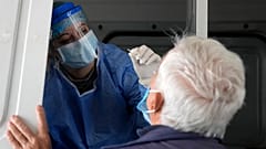 Διενέργεια rapid test από στέλεχος του ΕΟΔΥ 