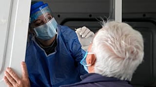 Διενέργεια rapid test από στέλεχος του ΕΟΔΥ