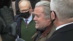 Steve Bannon momentos antes de entrar en la oficina central del FBI en Washington