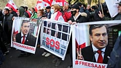Miles de personas se manifiestan en Tiflis para pedir el traslado de Saakashvili a un hospital 