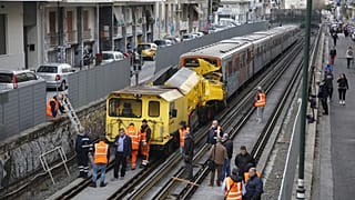 Τεχνικοί βρίσκονται στο σημείο όπου ειδική μηχανή λείανσης συγκρούστηκε με βαγόνι τρένου που μπήκε στη γραμμή για να ανακόψει την πορεία της, στο σταθμό του Αγίου Νικολάου
