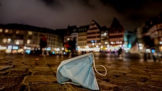 Masque abandonné sur une place de Francfort, Allemagne, 6 novembre 2021