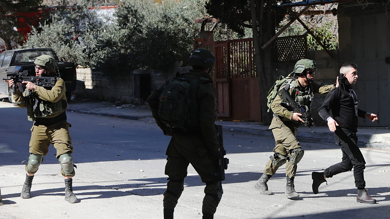 جنود إسرائيليون يعتقلون فلسطينيا خلال مواجهات في مدينة بيت لحم بالضفة الغربية