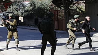 جنود إسرائيليون يعتقلون فلسطينيا خلال مواجهات في مدينة بيت لحم بالضفة الغربية