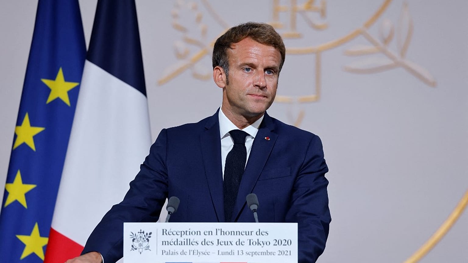 Macron en rueda de prensa en el Elíseo. La nueva bandera azul marino tiene un tono menos próximo a la europea.