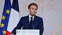 Macron en rueda de prensa en el Elíseo. La nueva bandera azul marino tiene un tono menos próximo a la europea.