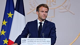 Macron en rueda de prensa en el Elíseo. La nueva bandera azul marino tiene un tono menos próximo a la europea.