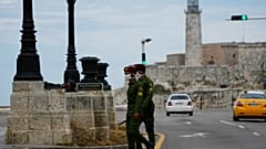 Soldados patrullaron a lo largo del malecón, 15/11/2021, La Habana, Cuba