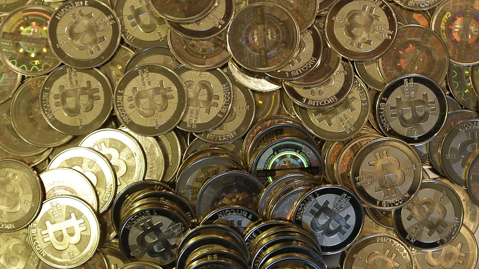 عملات البيتكوين الرقمية في متجر مهندس البرمجيات مايك كالدويل في ساندي، يوتا.