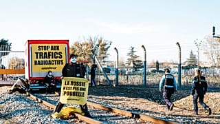 Greenpeace blocca la partenza delle scorie nucleari in Francia