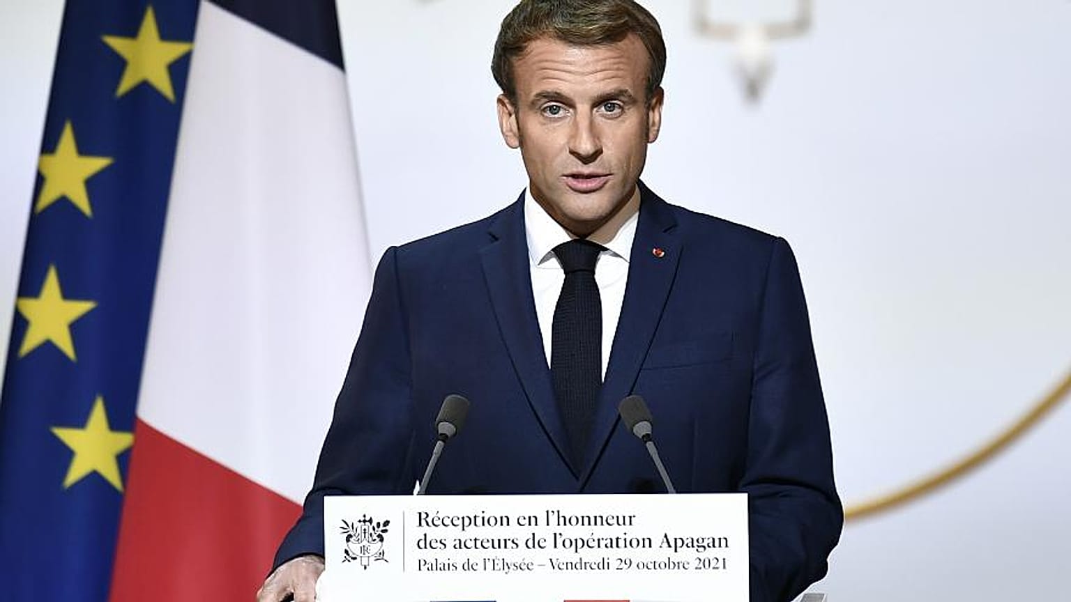 Macron bei einer Veranstaltung im Elysée-Palast am 29. Oktober: Im Hintergrund ist die "neue" Flagge aufgestellt.