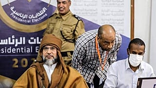 صورة نشرتها صفحة المفوضية الوطنية الليبية العليا على فيسبوك في 14 نوفمبر 2021، تظهر سيف الإسلام القذافي وهو يسجل خوض الانتخابات الرئاسية في مدينة سبها، ليبيا