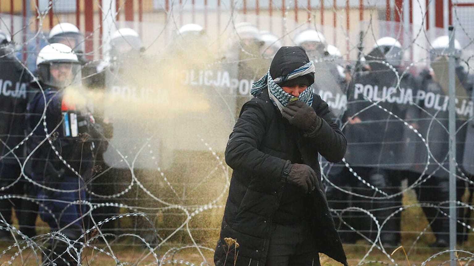 Les gardes frontaliers polonais ont tiré des gaz lacrymogènes sur un groupe de migrants à la frontière bélarusse 