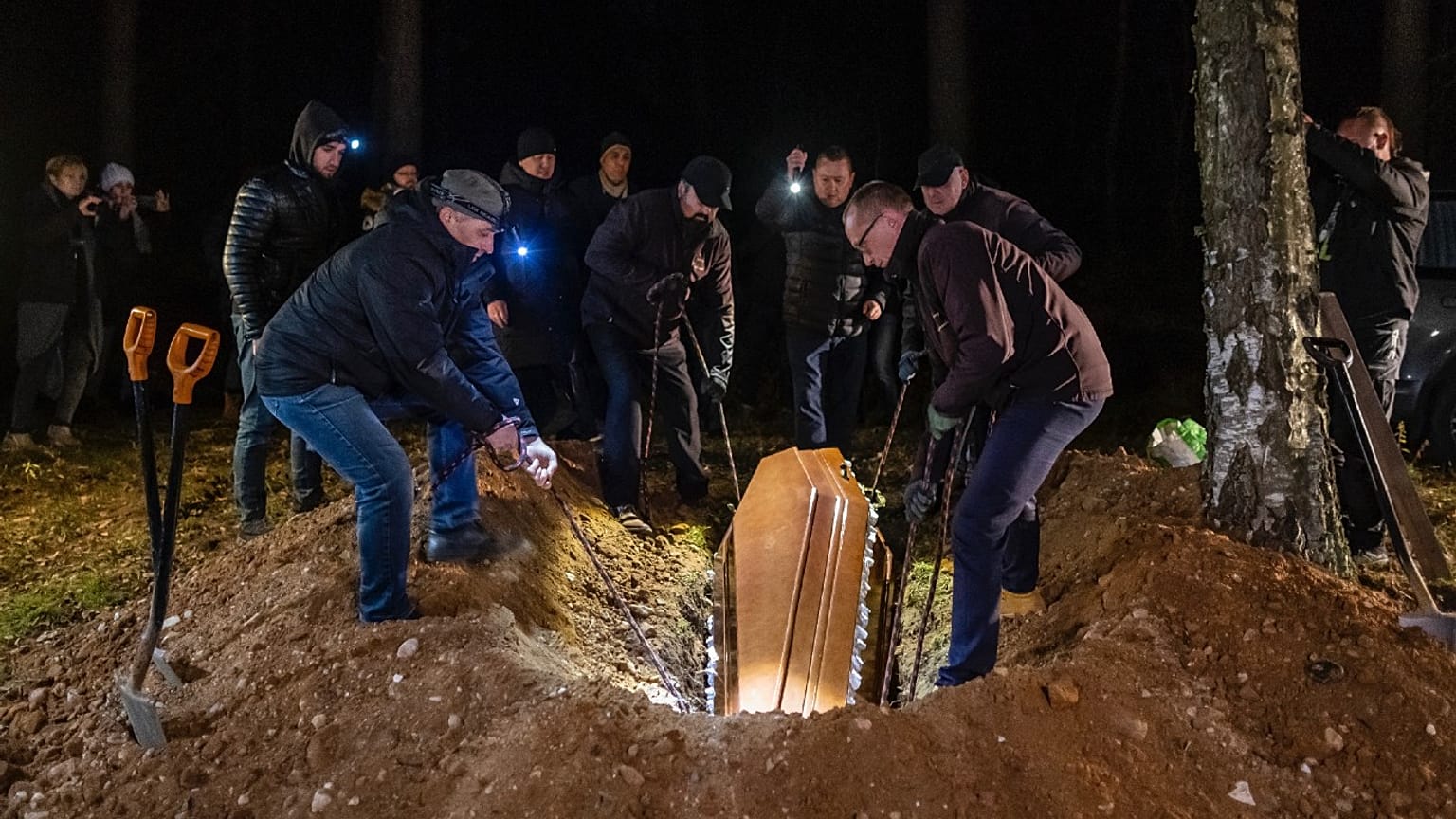A földbe eresztik a 19 éves Ahmed koporsóját Bohoniki-ben, Lengyelországban