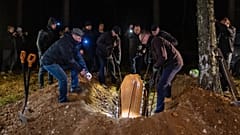 A földbe eresztik a 19 éves Ahmed koporsóját Bohoniki-ben, Lengyelországban