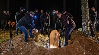 A földbe eresztik a 19 éves Ahmed koporsóját Bohoniki-ben, Lengyelországban