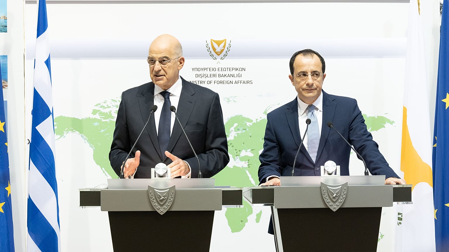 Ο Υπουργός Εξωτερικών της Κύπρου Νίκος Χριστοδουλίδης και ο Υπουργός Εξωτερικών της Ελλάδας Νίκος Δένδιας προβαίνουν σε δηλώσεις στα ΜΜΕ στη Λευκωσία