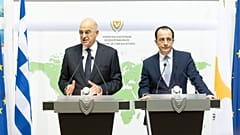 Ο Υπουργός Εξωτερικών της Κύπρου Νίκος Χριστοδουλίδης και ο Υπουργός Εξωτερικών της Ελλάδας Νίκος Δένδιας προβαίνουν σε δηλώσεις στα ΜΜΕ στη Λευκωσία
