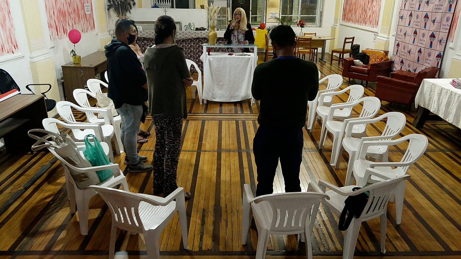 Jacque Chanel preside celebração na primeira igreja transexual do Brasil