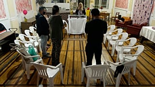 Jacque Chanel preside celebração na primeira igreja transexual do Brasil
