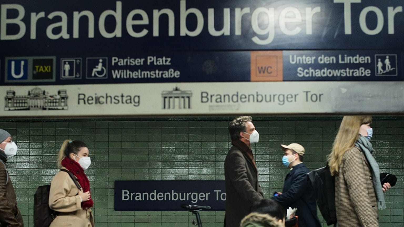 Am S+U-Bahnhof Brandenburger Tor