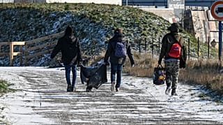 Des jeunes hommes migrants à Calais (France), le 9 novembre 2021