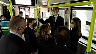 König und Königin fahren Bus