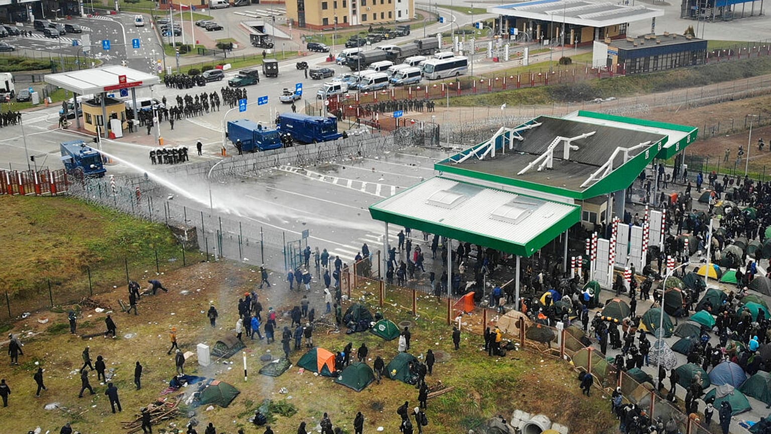 Polonya emniyet güçleri göz yaşartıcı gaz ve tazyikli su ile göçmenleri sınırdan uzaklaştırdı