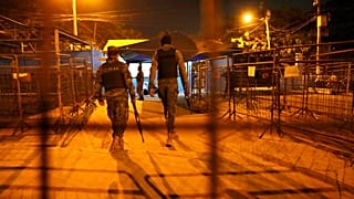 Soldados custodian la Penitenciaría del Litoral después de un motín mortal en la prisión, en Guayaquil, Ecuador, el lunes 15 de noviembre de 2021.