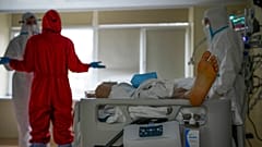 Консилиум у постели больного Covid-19 в клинической больнице N 52 Москвы, октябрь 2021 г.