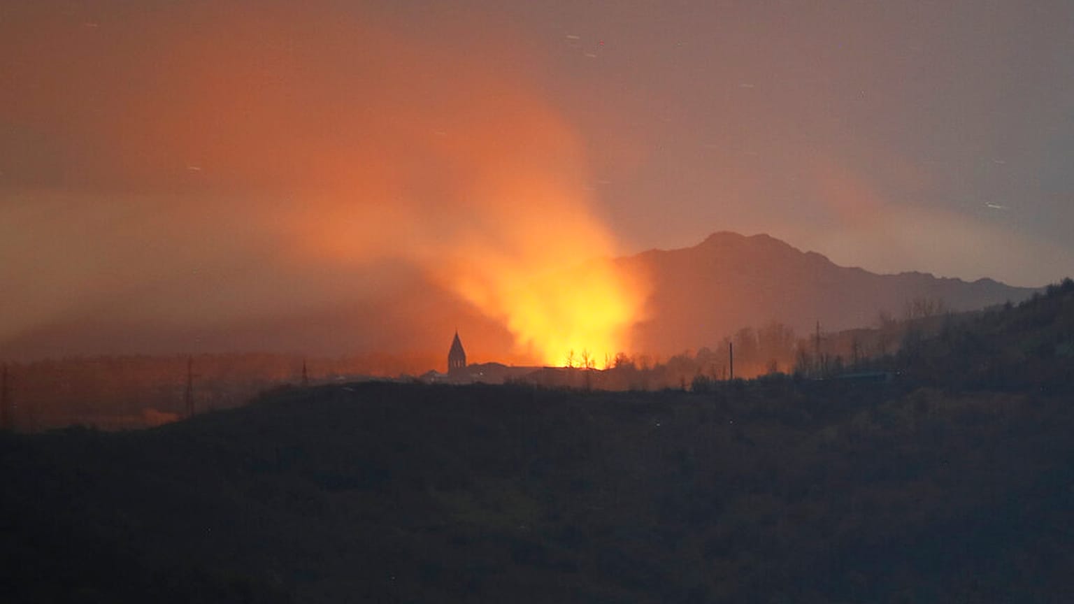 I combattimenti tra forze azere e armene in una foto del novembre 2020