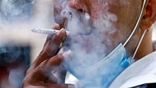أردني يدخن سيجارة في العاصمة عمان ، 17 آذار 2021.