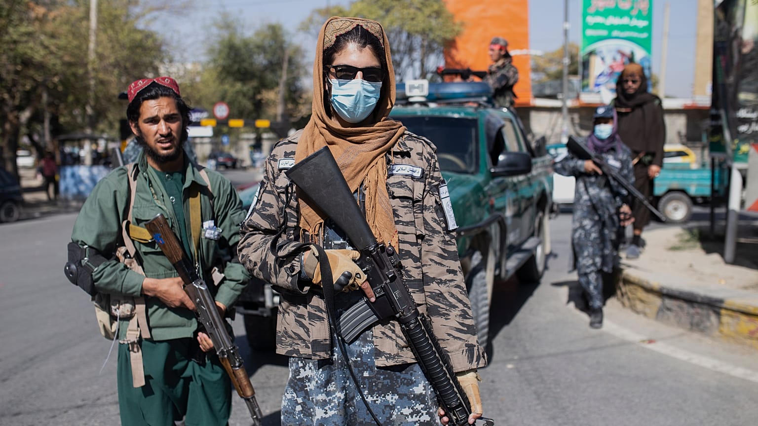 Combatientes talibanes hacen guardia durante una protesta de mujeres en Kabul, Afganistán, el 21 de octubre de 2021. 