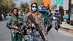 Combatientes talibanes hacen guardia durante una protesta de mujeres en Kabul, Afganistán, el 21 de octubre de 2021. 