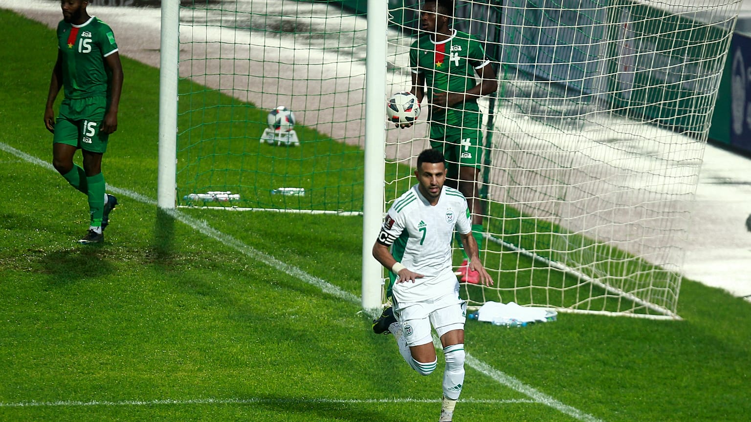 المهاجم الجزائري رياض محرز بعد تسجيله الهدف الافتتاحي لفريقه في تصفيات كأس العالم 2022 عن المجموعة الأولى أمام بوركينا فاسو على ملعب مصطفى تشاكر في البليدة.