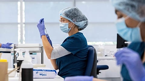 Avustralya'nın Sidney kentinde vatandaşlara Pfizer'ın Covid-19 aşısını vurmak için hazırlık yapan sağlık görevlisi